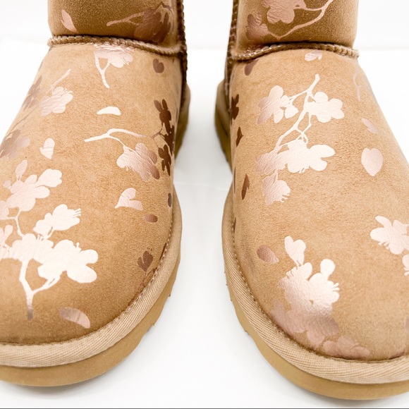 UGG CLASSIC MINI FLORAL FOIL BOOTS- Color AMPHORA - Picture 5 of 12